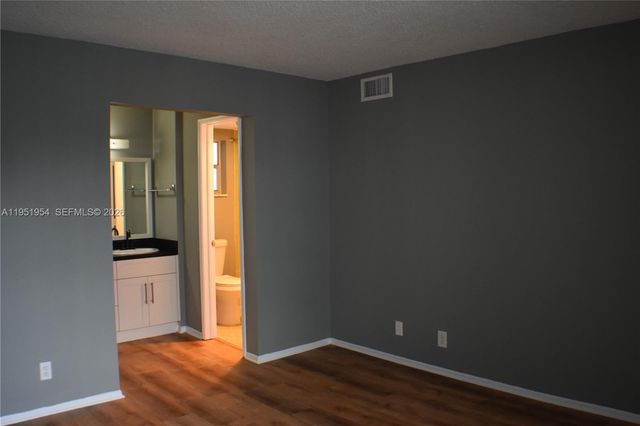 9450 Live Oak Pl 303, Davie, FL 33324