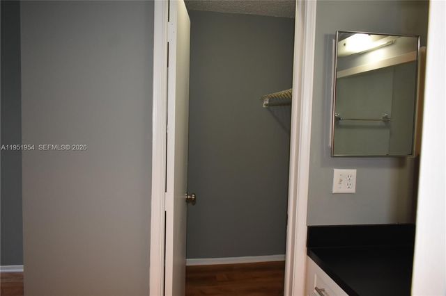 9450 Live Oak Pl 303, Davie, FL 33324