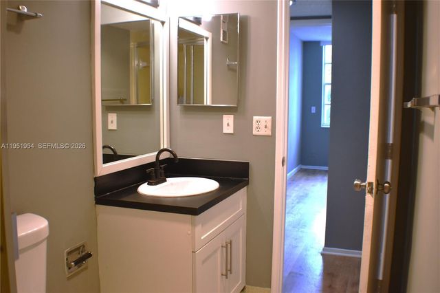 9450 Live Oak Pl 303, Davie, FL 33324