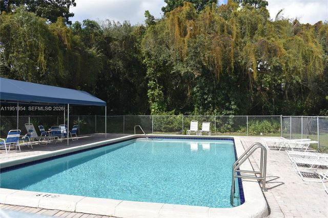 9450 Live Oak Pl 303, Davie, FL 33324