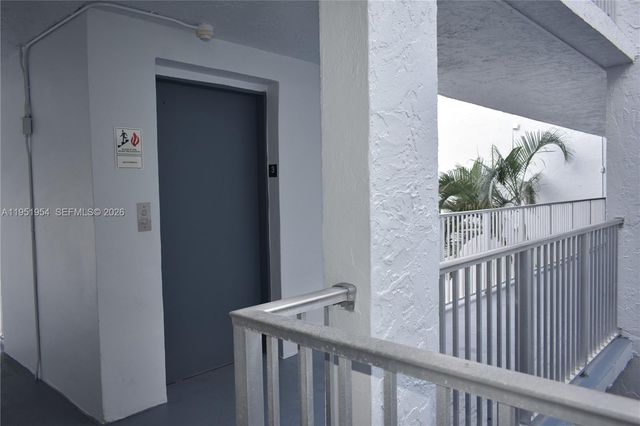 9450 Live Oak Pl 303, Davie, FL 33324