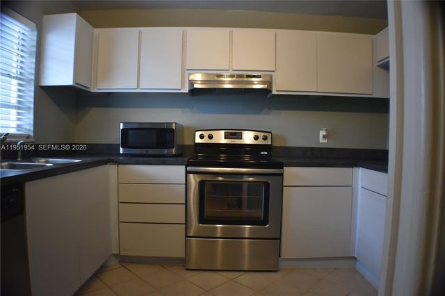 9450 Live Oak Pl 303, Davie, FL 33324