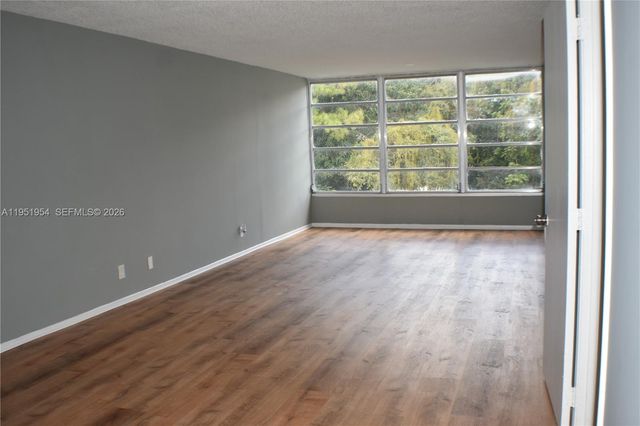 9450 Live Oak Pl 303, Davie, FL 33324