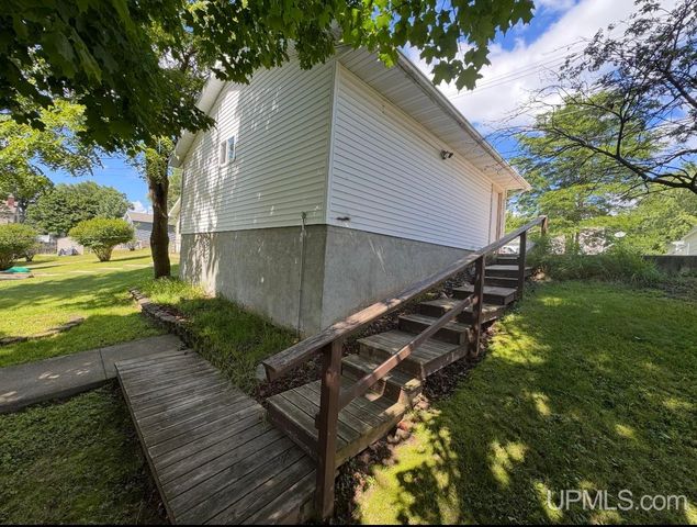 828 Cass Avenue, Kingsford, MI 49802