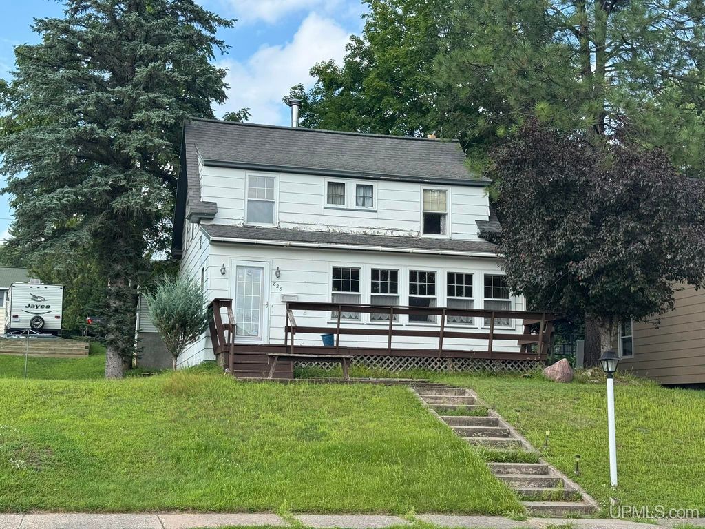 828 Cass Avenue, Kingsford, MI 49802
