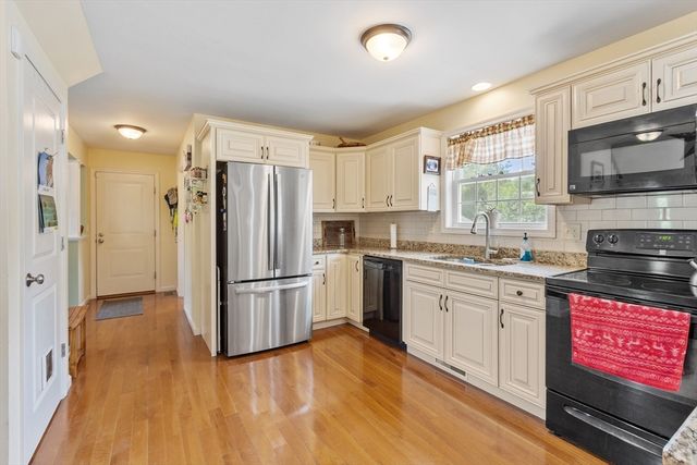 13 Ballard Ct, Leominster, MA 01453