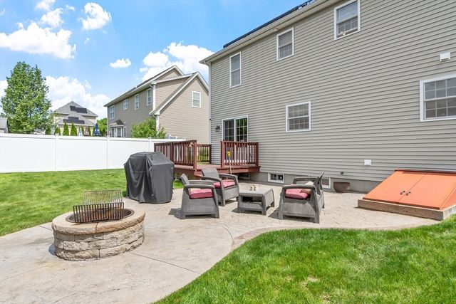 13 Ballard Ct, Leominster, MA 01453