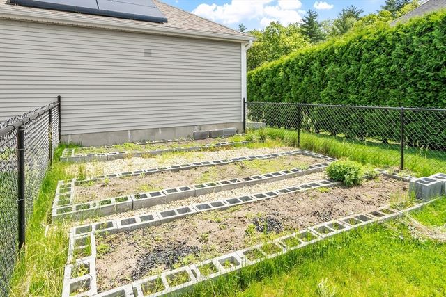 13 Ballard Ct, Leominster, MA 01453