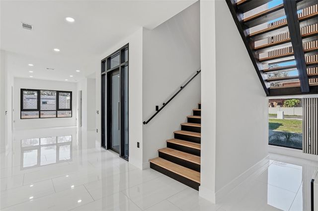 7818 N HUBERT AVENUE, Tampa, FL 33614