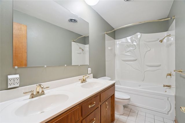 107 Washington Street, Center Point, IA 52213