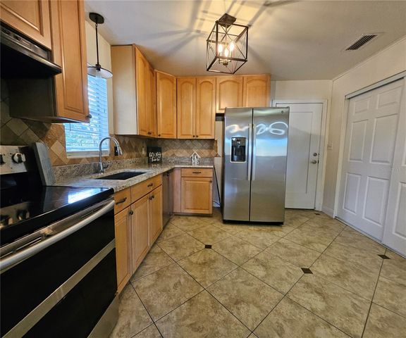 7237 HILLCREST STREET, Leesburg, FL 34748