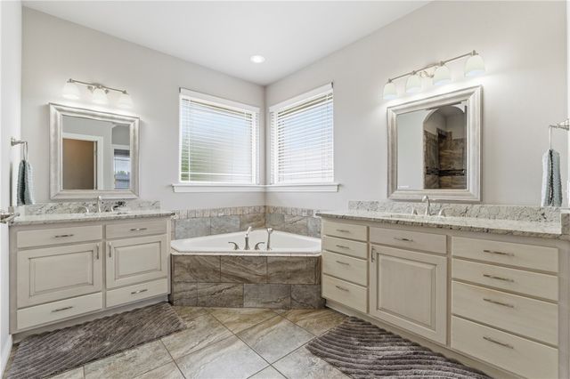 571 S Rainbow Road, Cave Springs, AR 72718