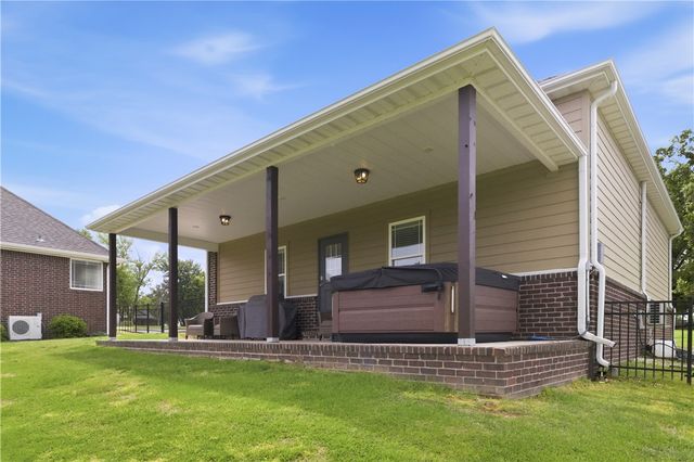 571 S Rainbow Road, Cave Springs, AR 72718
