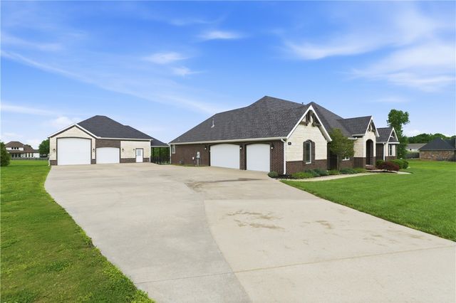 571 S Rainbow Road, Cave Springs, AR 72718