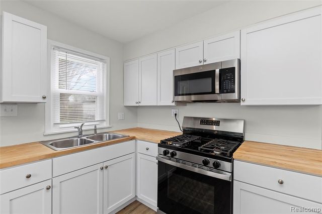 7426 Floral Street, Westland, MI 48185