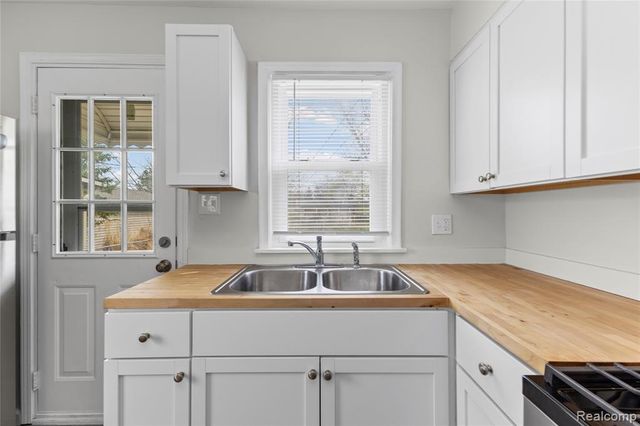 7426 Floral Street, Westland, MI 48185