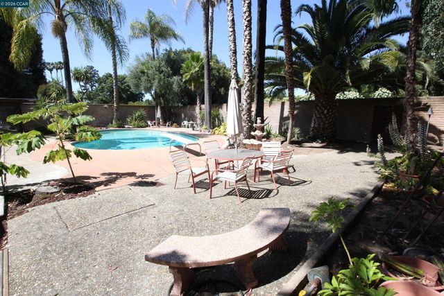 100 Normandy Ln, Walnut Creek, CA 94598