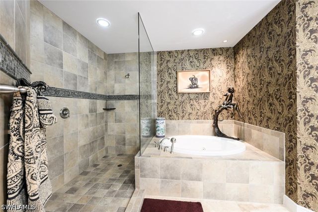 2538 Marquesa Royale LN PH 5-301, Naples, FL 34109