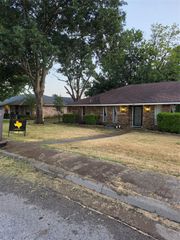 1033 Shadywood Lane, Desoto, TX 75115