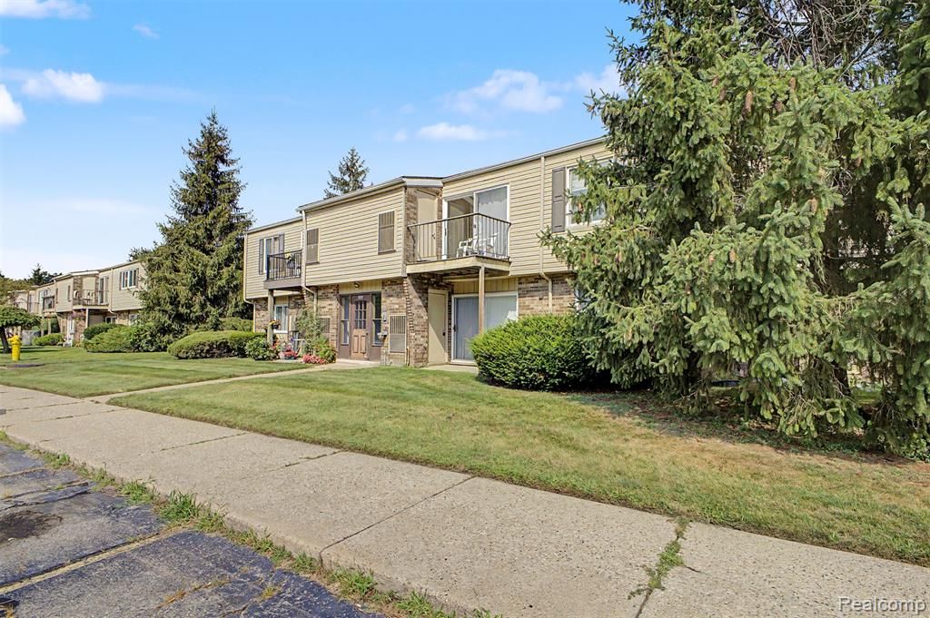 38220 Fairway Court, Clinton Township, MI 48038