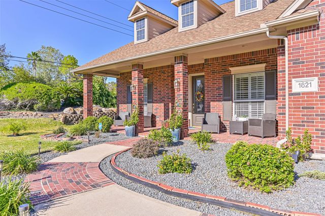 1621 Pine Crest Drive, Pearland, TX 77581