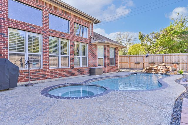 1621 Pine Crest Drive, Pearland, TX 77581