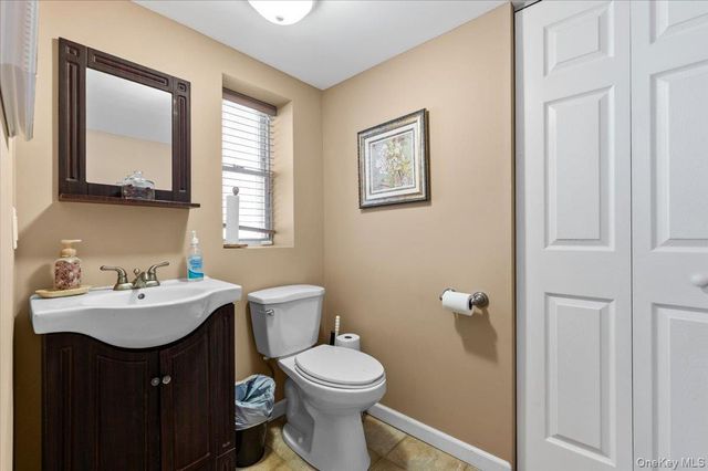 61 Winthrop Road, Plainview, NY 11803