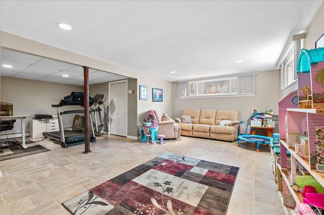 61 Winthrop Road, Plainview, NY 11803