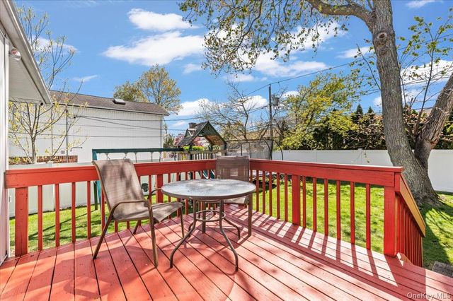 61 Winthrop Road, Plainview, NY 11803
