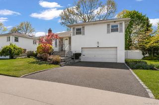 61 Winthrop Road, Plainview, NY 11803