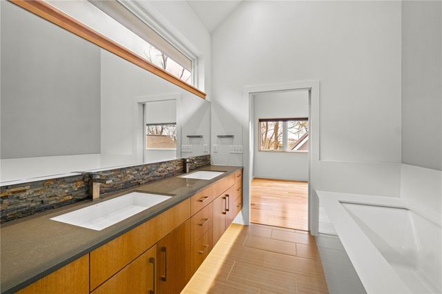 218 SE 7th Street, Bentonville, AR 72712