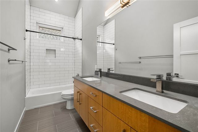 218 SE 7th Street, Bentonville, AR 72712