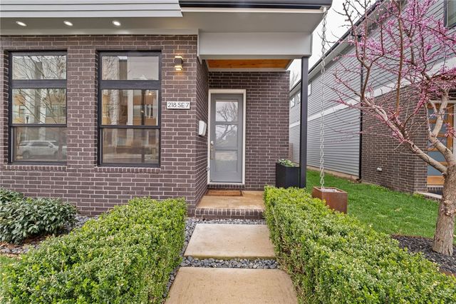 218 SE 7th Street, Bentonville, AR 72712