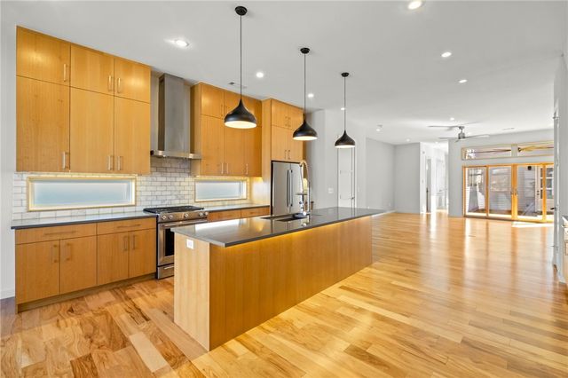 218 SE 7th Street, Bentonville, AR 72712