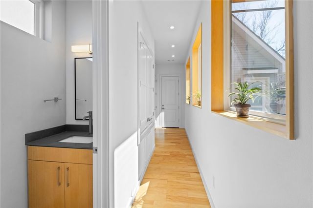 218 SE 7th Street, Bentonville, AR 72712