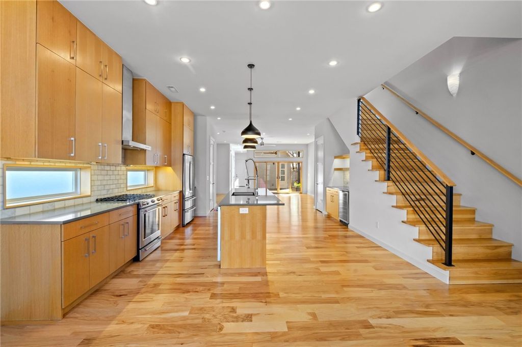 218 SE 7th Street, Bentonville, AR 72712