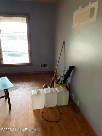 4002 Dover Ct, Louisville, KY 40216