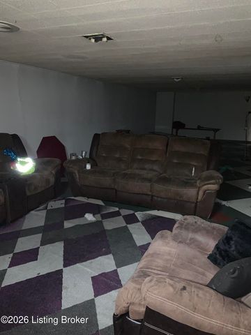 4002 Dover Ct, Louisville, KY 40216