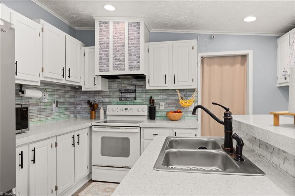 1983 Cartwright Drive, Kernersville, NC 27284