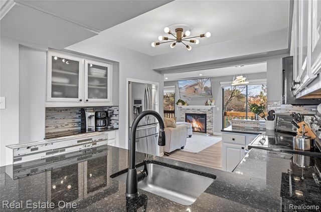 5273 Wright Way, West Bloomfield, MI 48322