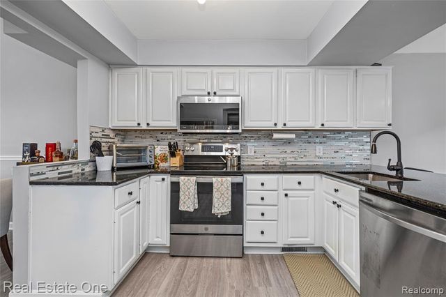 5273 Wright Way, West Bloomfield, MI 48322