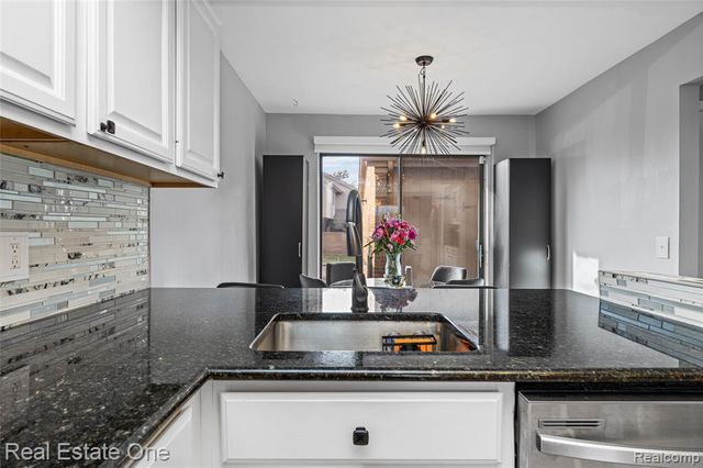 5273 Wright Way, West Bloomfield, MI 48322