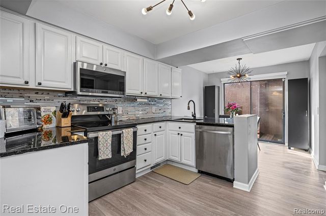 5273 Wright Way, West Bloomfield, MI 48322