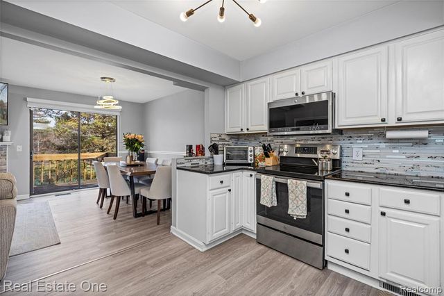 5273 Wright Way, West Bloomfield, MI 48322