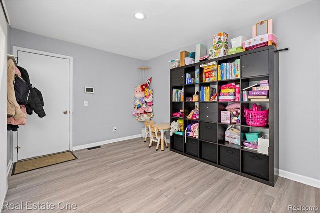 5273 Wright Way, West Bloomfield, MI 48322