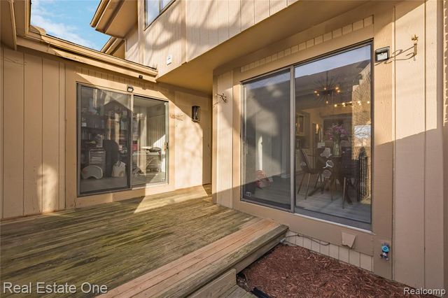 5273 Wright Way, West Bloomfield, MI 48322