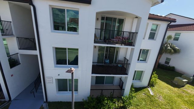 615 Villa Circle 615, Boynton Beach, FL 33435