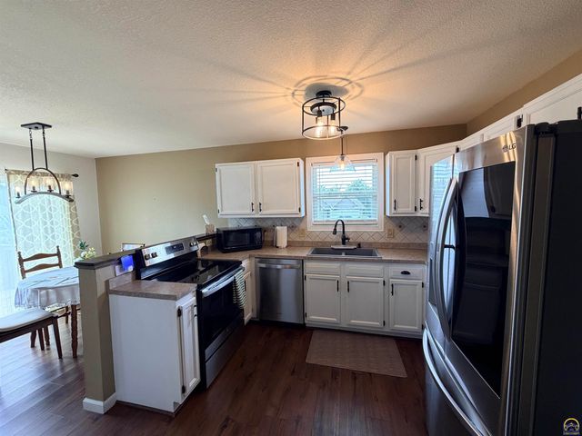 2101 SE Peace CT, Topeka, KS 66605