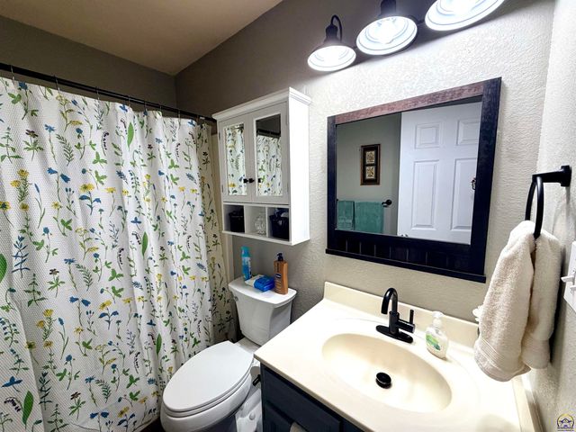 2101 SE Peace CT, Topeka, KS 66605