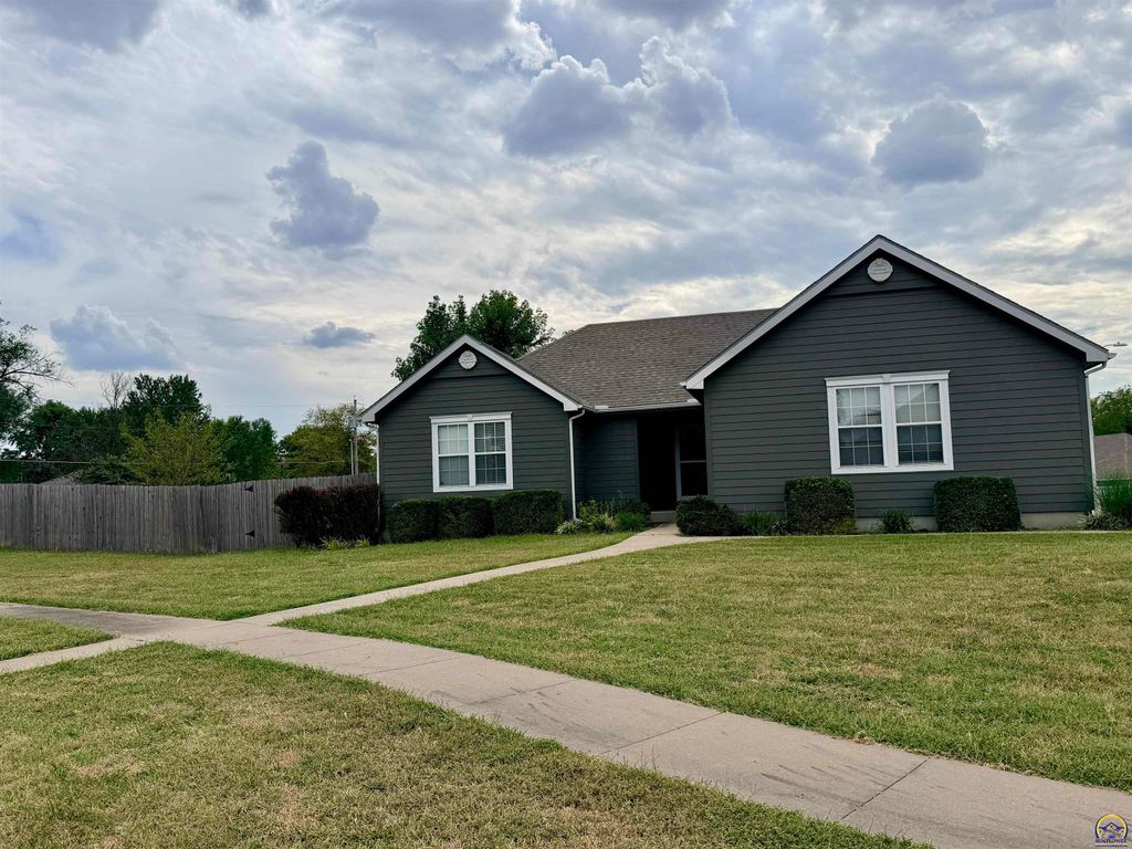 2101 SE Peace CT, Topeka, KS 66605